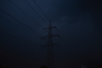 黑暗天空下的黑色电塔
